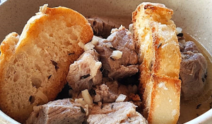 carne vinho e alhos